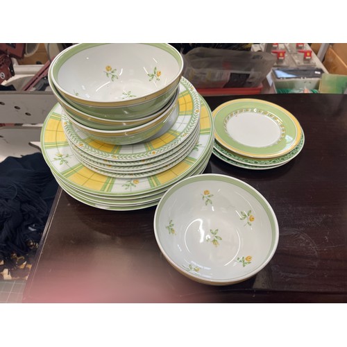 387 - MARKS & SPENCER HOME YELLOW ROSE FINE PORCELAIN DINNER SERVICE