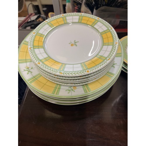 387 - MARKS & SPENCER HOME YELLOW ROSE FINE PORCELAIN DINNER SERVICE