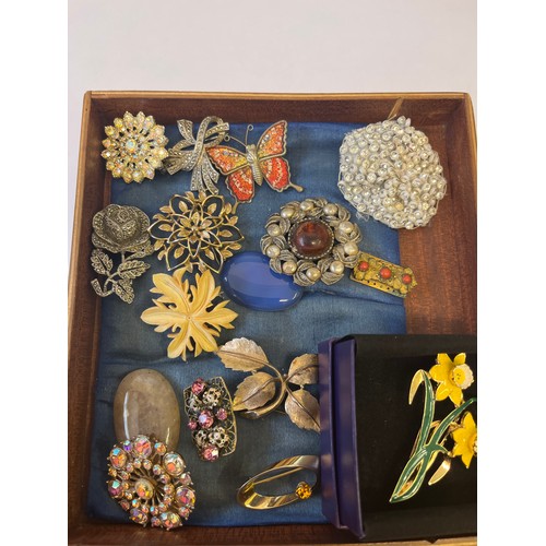 35D - A TRAY OF VINTAGE BROOCHES AND SOME POLISHED STONES