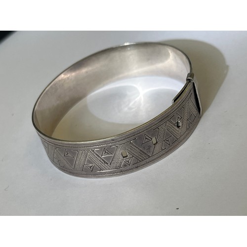 51 - A SOLID SILVER BANGLE ADJUSTABLE SIZE WEIGHT 29.94gr