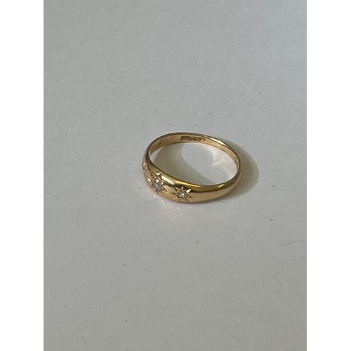 58 - AN 18 CT GOLD RING WITH DIAMONDS 1 LARGE & 2 SMALLER SIZE P WEIGHT 2.80gr