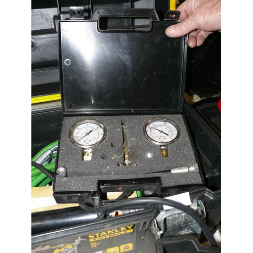 418 - OFTEC ENGINEERS TEST KIT FOR OIL BOILER SERVICING INCLUDING A BRIGON FLUE GAUGE, ANTON PRESSURE AND ... 