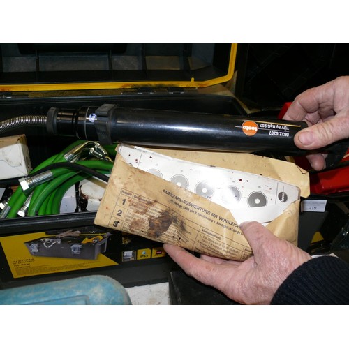 418 - OFTEC ENGINEERS TEST KIT FOR OIL BOILER SERVICING INCLUDING A BRIGON FLUE GAUGE, ANTON PRESSURE AND ... 