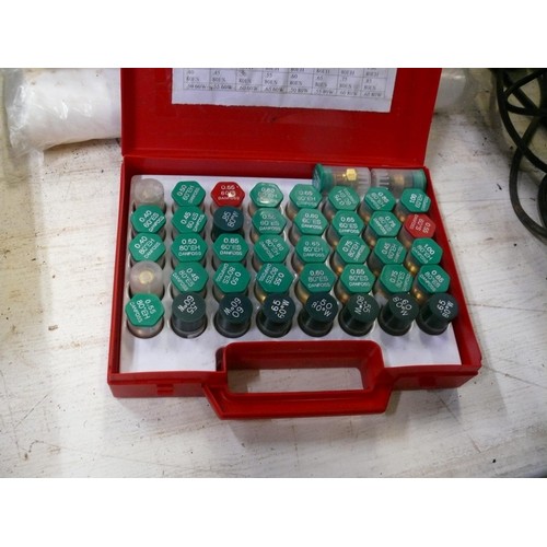 419 - ENGINEERS TEST KIT TO INCLUDE KBB TEST UNI, OIL PRIMING PUMP, SET OF 42 BRAND NEW PRESSURE JET NOSSL... 