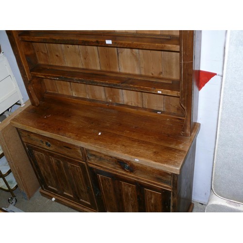 371 - LOVELY LARGE VINTAGE PINE DRESSER WTH PLATE RACKS TO TOP