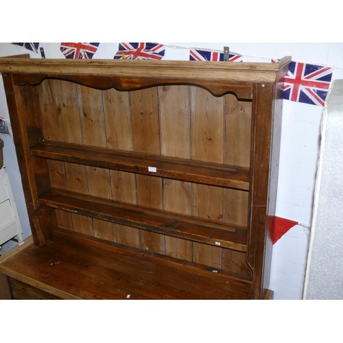 371 - LOVELY LARGE VINTAGE PINE DRESSER WTH PLATE RACKS TO TOP
