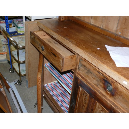 371 - LOVELY LARGE VINTAGE PINE DRESSER WTH PLATE RACKS TO TOP