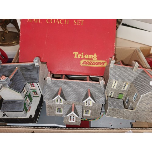 96 - TRIANG MODEL RAILWAY PLATFORM PLUS 3 BUILDINGS