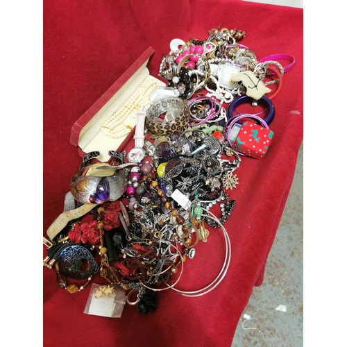 113 - QUANTITY OF MIXED COSTUME JEWELLERY