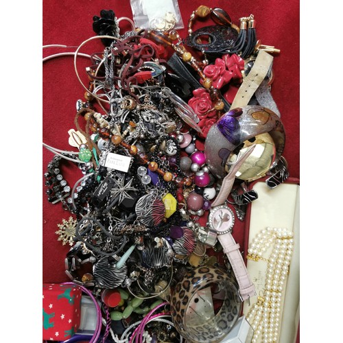 113 - QUANTITY OF MIXED COSTUME JEWELLERY