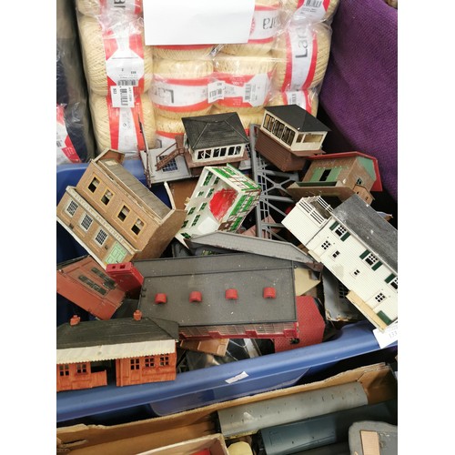 133 - LARGE LOT Of OO  RAILWAY BUILDINGS AND ACCESSORIES