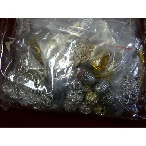 259 - BAG OF ASSORTED COSTUME JEWELLERY FINDINGS IN GOLD AND SILVER PLATE CONSISTING OF JUMP RINGS, CHAINS... 