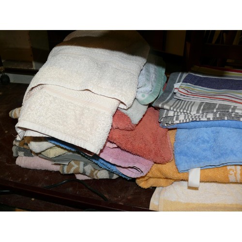 287 - SELECTION OF VARIOUS TOWELS