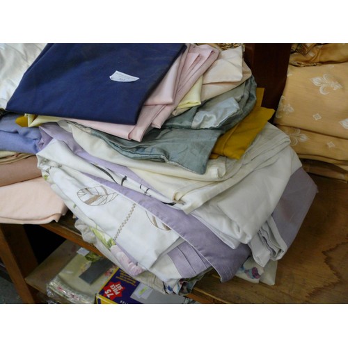 303 - SELECTION OF VINTAGE BED LINEN