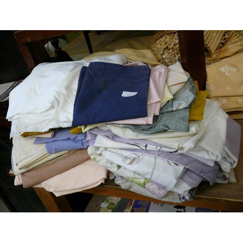 303 - SELECTION OF VINTAGE BED LINEN