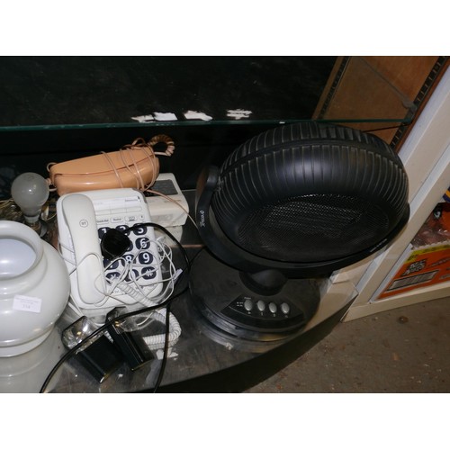 314 - SHELF OF MIXED MOSTLY VINTAGE ELECTRICALS TO INCLUDE SONY RADIO, HEAT LAMP ETC