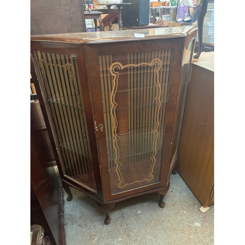 352 - VINTAGE WALNUT VENEERED GIN CABINET DISPLAY CABINET ON QUEEN ANNE LEGS