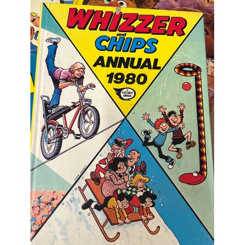 385 - VINTAGE CHILDRENS ANNUALS FROM THE 1970'S AND 80'S WHIZZER AND CHIPS, PLAYHOUR, THE MUPPET SHOW, THE... 