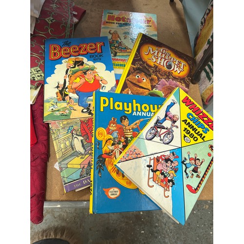 385 - VINTAGE CHILDRENS ANNUALS FROM THE 1970'S AND 80'S WHIZZER AND CHIPS, PLAYHOUR, THE MUPPET SHOW, THE... 