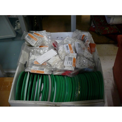 409 - LARGE QUANTITY OF CABLE IDENTIFIERS IN VARIOUS COLOURS