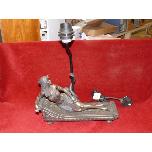 64 - EGYPTIAN QUEEN CLEOPATRA TABLE LAMP IN BRONZE EFFECT
