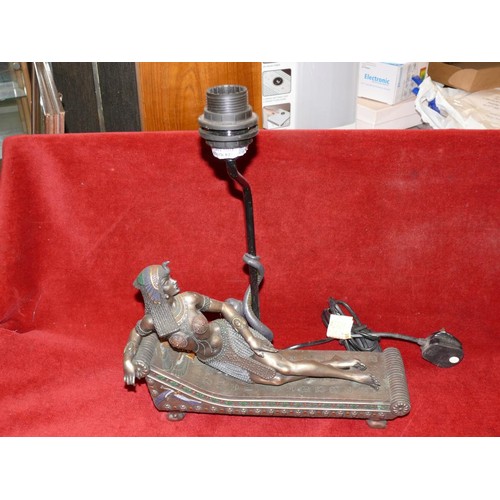 64 - EGYPTIAN QUEEN CLEOPATRA TABLE LAMP IN BRONZE EFFECT