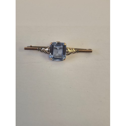 14 - A 9CT ROSE GOLD BAR BROOCH WITH LARGE LIGHT BLUE TOPAZ STONE WEIGHT 6.01GR