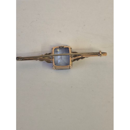 14 - A 9CT ROSE GOLD BAR BROOCH WITH LARGE LIGHT BLUE TOPAZ STONE WEIGHT 6.01GR