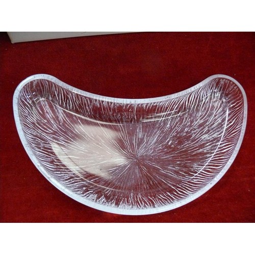 70 - 2 BOXES OF 20TH CENTURY RAVENHEAD GLASS COMPRISING 4 MELON DISHES AND 4 SIDE SALAD DISHES