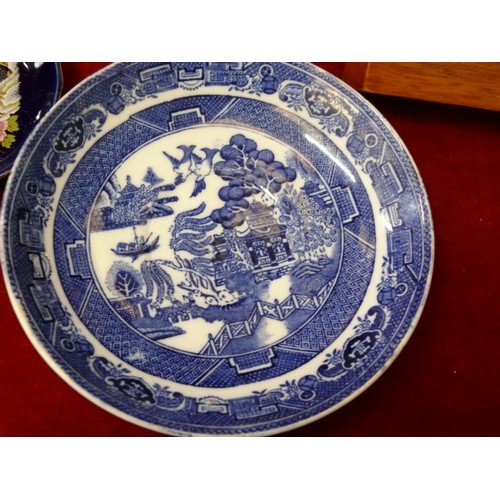 117 - MIXED LOT OF BLUE AND WHITE PLATES, REGENCY FINE ARTS LADY, BRASS BED WARMER AND WOODEN CASED BAROME... 