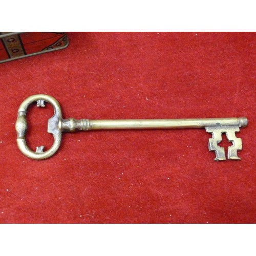 217 - TREASURE CHEST TIN FULL OF VINTAGE KEYS AND A LARGE OLD BRASS KEY BOTTLE OPENER