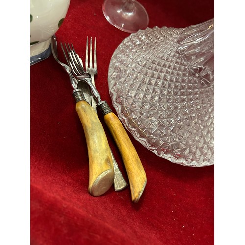 226 - MIXED LOT OF CERAMICS, GLASS AND HORN HANDLED CUTLERY