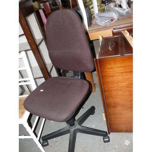 310 - LARGE LEATHER TOPPED TWIN PEDESTAL DESK PLUS A SWIVEL CHAIR