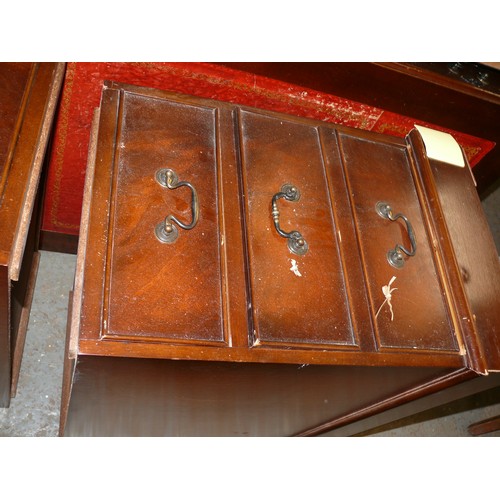310 - LARGE LEATHER TOPPED TWIN PEDESTAL DESK PLUS A SWIVEL CHAIR