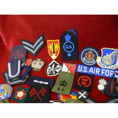 105 - NICE COLLECTION OF MILITARY CLOTH BADGES