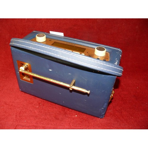 118 - VINTAGE ROBERTS RADIO IN BLUE