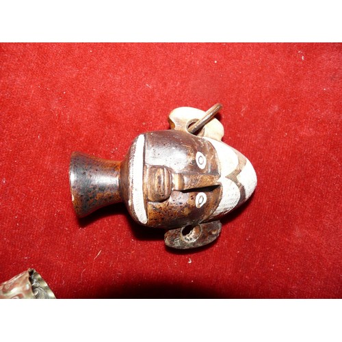 172 - COLLECTION OF INTERESTING METAL WARES - EPNS NAKPIN RINGS, 2 PEWTER SWANS, VINTAGE DRAWER HANDLES,  ... 