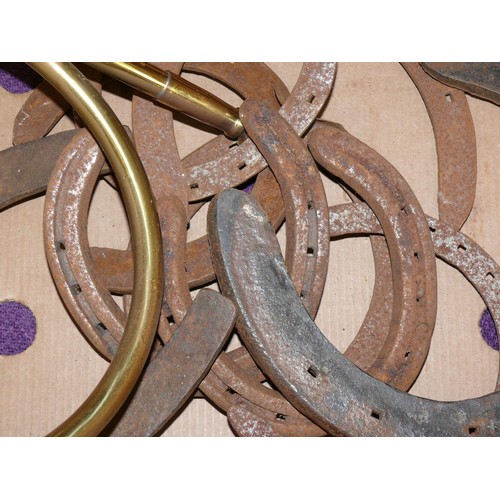 180 - BOX OF VINTAGE SHOE HORSES, COPPER COACHING HORN, FOLDING VIBRANCE SNOW SPADE