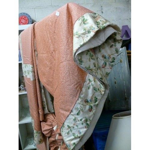 228 - VINTAGE COLEFAX & FOWLER FABRIC BESPOKE HAND MADE BED COVERS, TABLE COVER, PELMETS ETC - BEAUTIFUL W... 