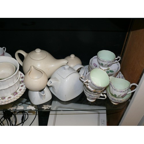 349 - 2 SHELVES OF GOOD QUALITY CHINA TO INCLUDE ROYAL WORCESTER, HORNSEA, WEDGWOOD, BRISTOL POTTERY ETC