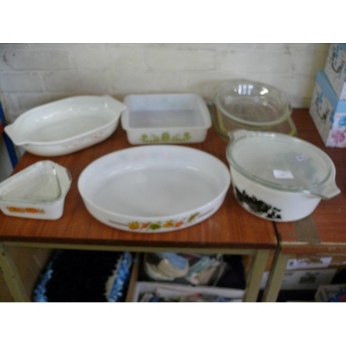 COLLECTION OF RETRO PYREX DISHES AND SIMILAR