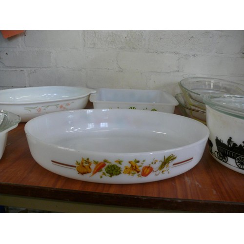 COLLECTION OF RETRO PYREX DISHES AND SIMILAR