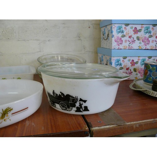 COLLECTION OF RETRO PYREX DISHES AND SIMILAR