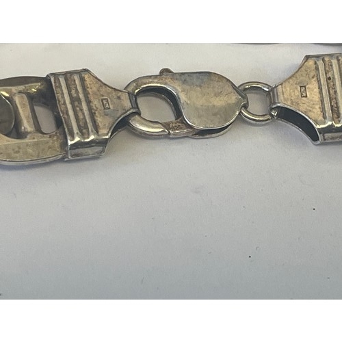 24 - A VERY HEAVY CHUNKY SOLID SILVER 9 INCH BRACELET ITALIAN MADE WEIGHT 51.80