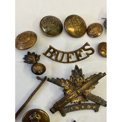 32 - A COLLECTION OF MILITARY BADGES WWI CANADIAN MACHINE GUNNER, ULSTER RIFLES, BRITISH BANDSMAN A SIGNA... 