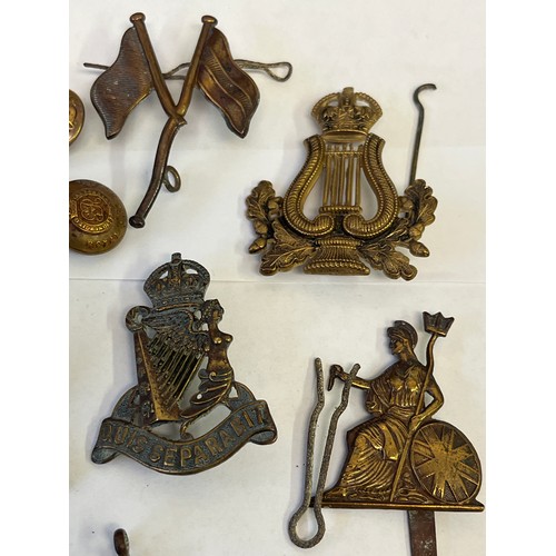 32 - A COLLECTION OF MILITARY BADGES WWI CANADIAN MACHINE GUNNER, ULSTER RIFLES, BRITISH BANDSMAN A SIGNA... 