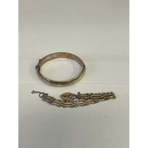 31 - A SILVER COLLECTION CONSISTING OF  1 OUNCE INGOT,  A LARGE LOCKET AND CHAIN,  A BANGLE BRACELET AND ... 