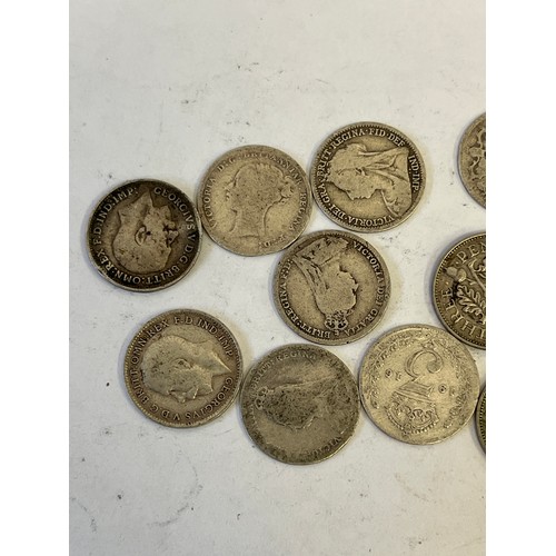 40 - A MIX OF 5 HALFCROWNS AND 24 X 3 PENCE COINS WEIGHT 95GR VICTORIAN AND GEORGE