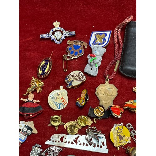 46 - A COLLECTION OF MIXED BADGES