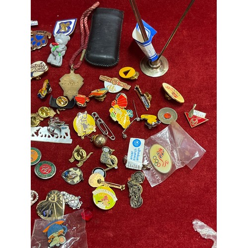 46 - A COLLECTION OF MIXED BADGES